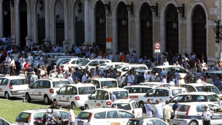 Sciopero taxi 24 novembre 2021, problemi e disagi in tutta Italia: i dettagli della protesta | Meteo