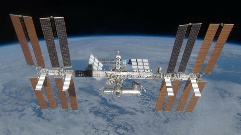 L’ISS rischia la collisione con un frammento di satellite ed è costretta a cambiare orbita