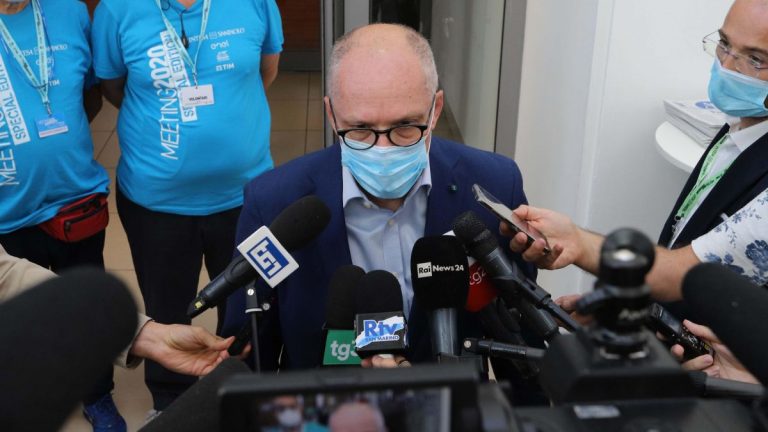 Coronavirus, Ricciardi: “Irrigidire le misure per il rilascio del Green Pass. No lockdown per i non vaccinati”