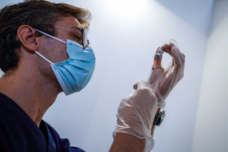 Coronavirus e vaccini, Bertolaso lancia la proposta: “Ecco cosa abbiamo immaginato di fare nei supermercati e nelle stazioni della metro…” Coronavirus e vaccini, Bertolaso lancia la proposta: “Ecco cosa abbiamo immaginato di fare nei supermercati e nelle stazioni della metro…”