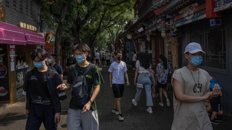 Coronavirus, il primo contagiato di sempre era un venditore del mercato di Wuhan: lo studio americano Coronavirus, il primo contagiato di sempre era un venditore del mercato di Wuhan: lo studio americano