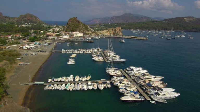Allarme attorno a Vulcano, zona rossa per un mese: ecco perché e cosa sta succedendo in Sicilia Allarme attorno a Vulcano, zona rossa per un mese: ecco perché e cosa sta succedendo in Sicilia