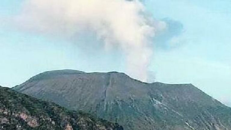 Vulcano, evacuate centinaia di persone per gas tossici: ecco cosa sta succedendo