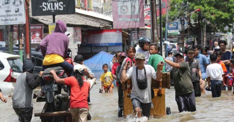 METEO – PIOGGE TORRENZIALI colpiscono l’Indonesia: ci sono almeno 5 morti e 1 disperso, i dettagli METEO – PIOGGE TORRENZIALI colpiscono l’Indonesia: ci sono almeno 5 morti e 1 disperso, i dettagli