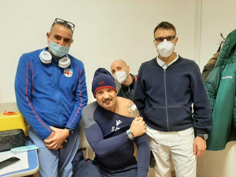 Coronavirus, Mihajlovic: “Ho fatto la terza dose e vi dico che…” | Il bollettino di oggi, lunedì 6 dicembre 2021 Coronavirus, Mihajlovic: “Ho fatto la terza dose e vi dico che…” | Il bollettino di oggi, lunedì 6 dicembre 2021