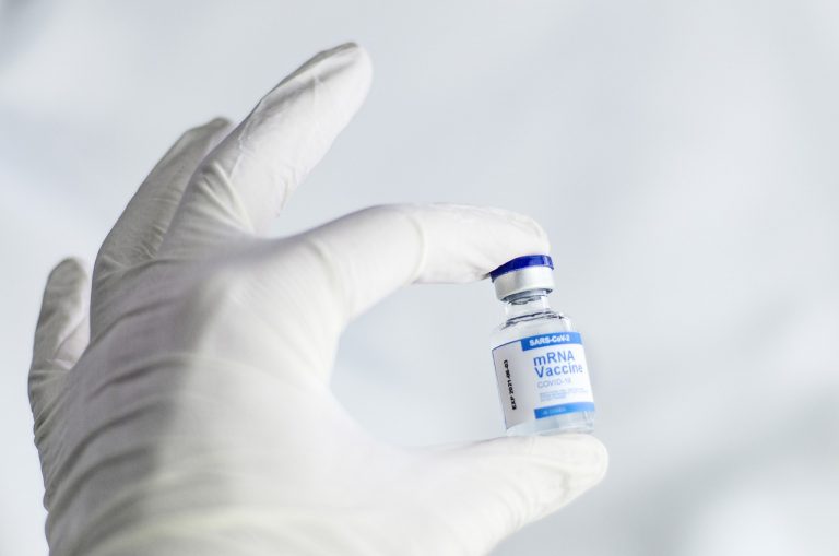 Coronavirus, l’efficacia del vaccino Pfizer cala già dopo tre mesi. I risultati dello studio Coronavirus, l’efficacia del vaccino Pfizer cala già dopo tre mesi. I risultati dello studio