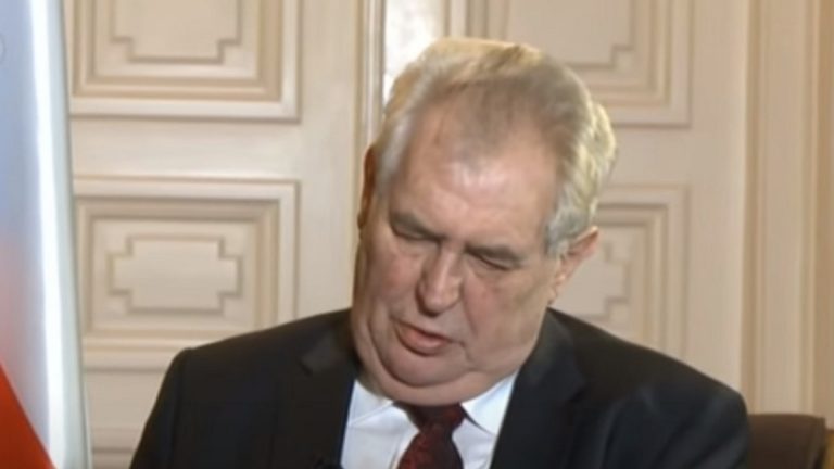 Il presidente della Repubblica Ceca torna di nuovo in ospedale: positivo al Covid Il presidente della Repubblica Ceca torna di nuovo in ospedale: positivo al Covid