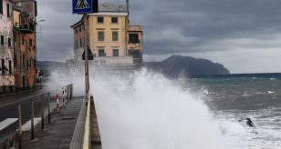 METEO - Violente MAREGGIATE e ALLAGAMENTI colpiscono Marina di Pisa: chiuso lungomare, i dettagli