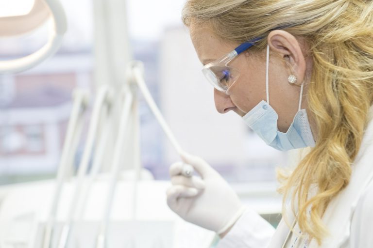 Coronavirus, i sintomi della variante Omicron: ecco come riconoscerla Coronavirus, i sintomi della variante Omicron: ecco come riconoscerla