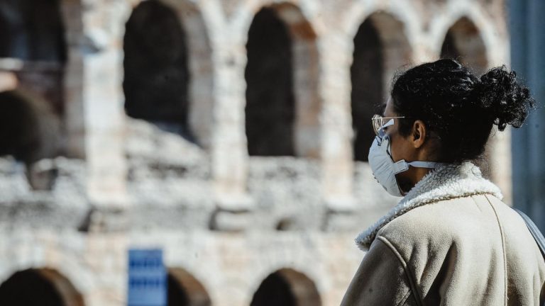 Coronavirus, obbligo di mascherine all’aperto a Verona: ecco da quando parte il provvedimento
