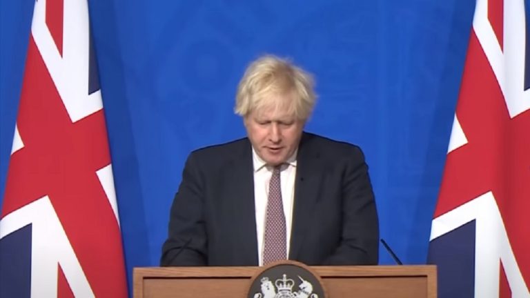 Variante Omicron, il premier annuncia restrizioni e test molecolari per chi viene dall’estero: ecco dove è successo