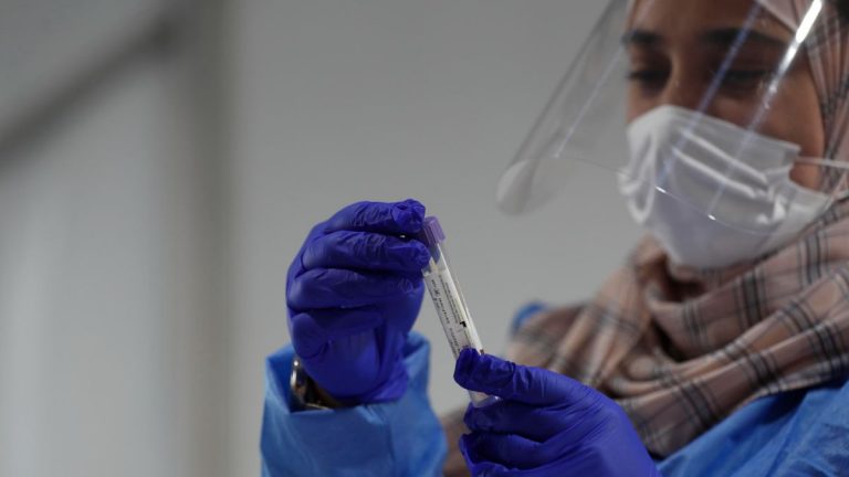 Coronavirus, positivi ad Omicron anche la moglie e i figli del paziente zero: ecco cosa sta succedendo
