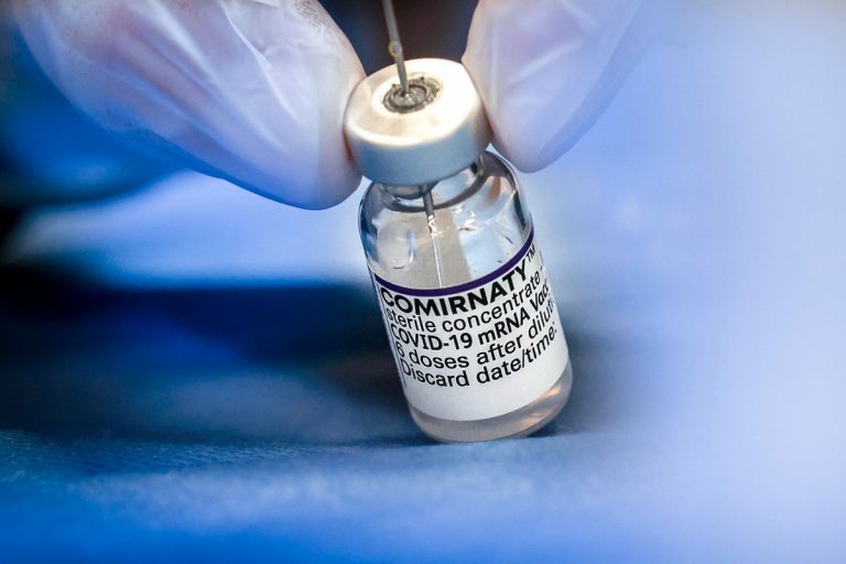 Coronavirus, di quante dosi di vaccino avremo bisogno? Le parole dell’Ad di Pfizer