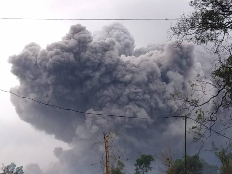 Erutta il vulcano Semeru, si temono molte vittime. Migliaia gli sfollati. Ecco cosa sta succedendo