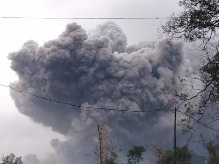 Erutta il vulcano Semeru, si temono molte vittime. Migliaia gli sfollati. Ecco cosa sta succedendo Erutta il vulcano Semeru, si temono molte vittime. Migliaia gli sfollati. Ecco cosa sta succedendo
