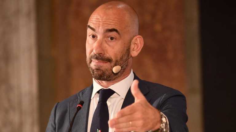 Coronavirus, le dichiarazioni di Bassetti sulla variante Omicron: “É quasi un’influenza, il Covid si sta indebolendo” Coronavirus, le dichiarazioni di Bassetti sulla variante Omicron: “É quasi un’influenza, il Covid si sta indebolendo”