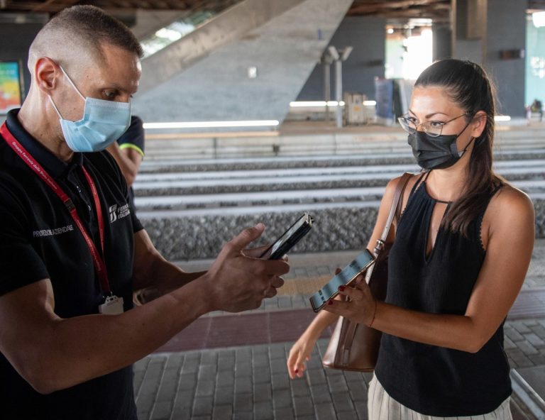 Coronavirus, ecco cosa cambia da domani su bus, metro e treni: nuove regole in vigore fino al 15 gennaio