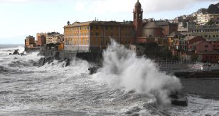 METEO - Violenta MAREGGIATA TRAVOLGE il litorale di Ostia, nel Lazio: si segnalano CROLLI, ecco dove