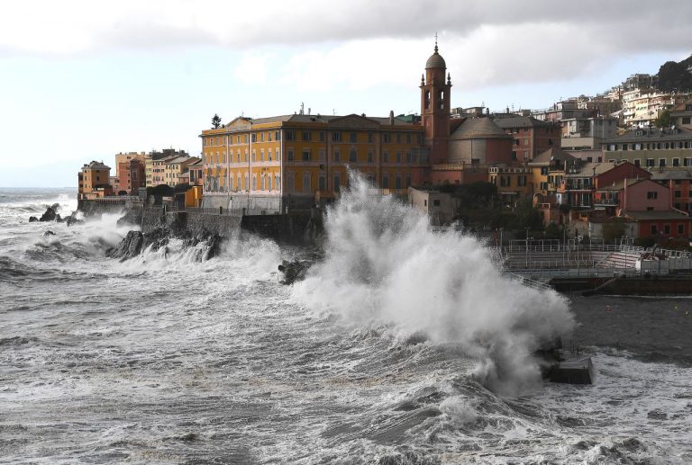 METEO – Violenta MAREGGIATA TRAVOLGE il litorale di Ostia, nel Lazio: si segnalano CROLLI, ecco dove