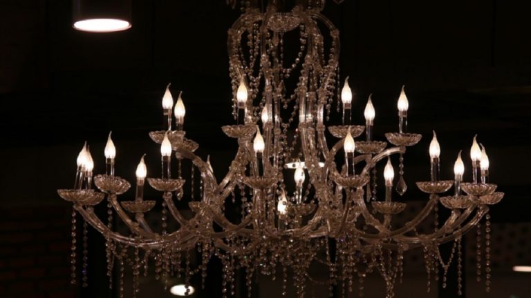 Un blackout totale è davvero possibile? Secondo gli esperti stiamo spingendo al limite i consumi Un blackout totale è davvero possibile? Secondo gli esperti stiamo spingendo al limite i consumi