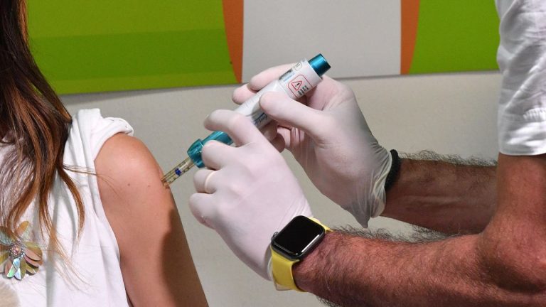 Covid, somministrato per la prima volta il vaccino con una siringa senza ago in una farmacia, ecco dove