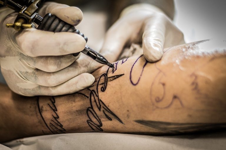 Tattoo e trucco permanente, gli scienziati trovano batteri in un inchiostro su 3: i rischi per la salute Tattoo e trucco permanente, gli scienziati trovano batteri in un inchiostro su 3: i rischi per la salute