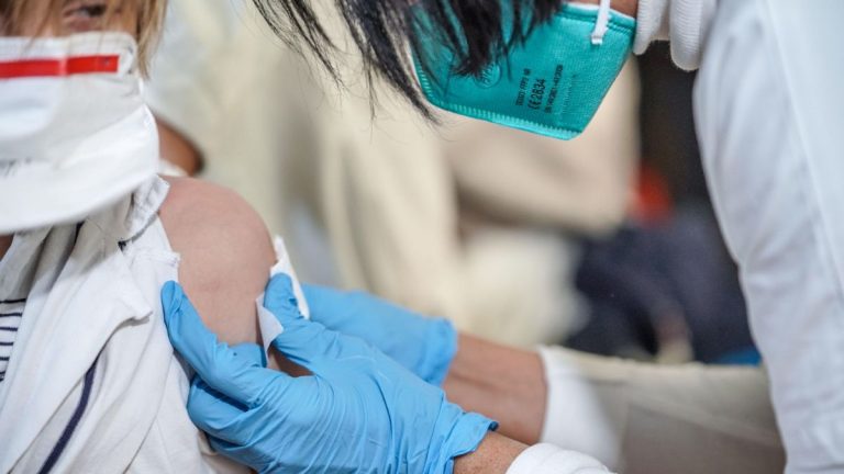 Coronavirus, l’appello del virologo Fauci: “Non basta la terza dose di vaccino, servono anche…”