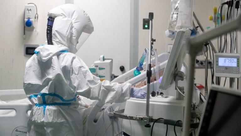 Coronavirus, ecco i 5 sintomi tipici della variante Omicron e perché è diversa dalle altre