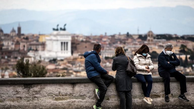 Coronavirus, superata quota 50mila positivi al giorno in Italia: nuovo lockdown? Gli scenari