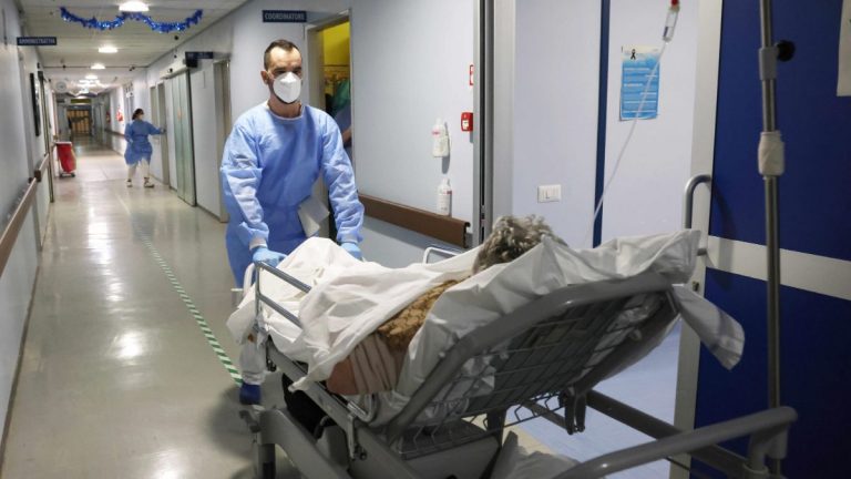 Appena tornato dalla gita scolastica gli viene diagnosticata una grave forma di meningite: ricoverato d’urgenza Appena tornato dalla gita scolastica gli viene diagnosticata una grave forma di meningite: ricoverato d’urgenza