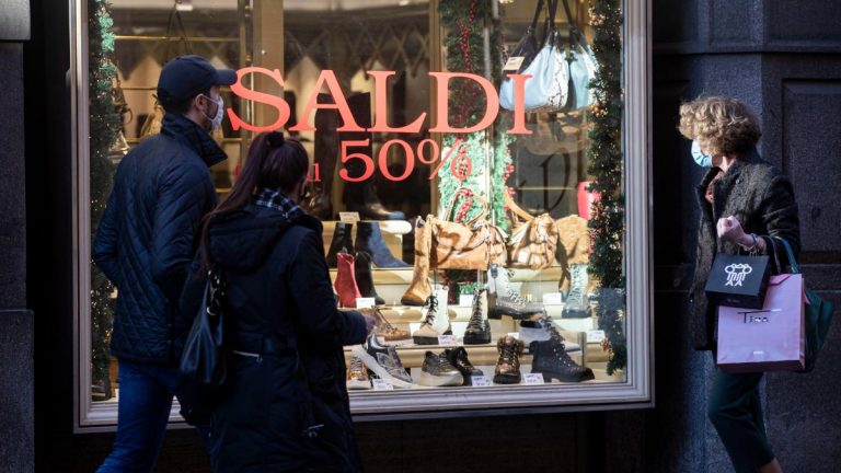 Saldi invernali 2025, calendario regioni, date, quando iniziano gli sconti e le regole per evitare truffe Saldi invernali 2025, calendario regioni, date, quando iniziano gli sconti e le regole per evitare truffe