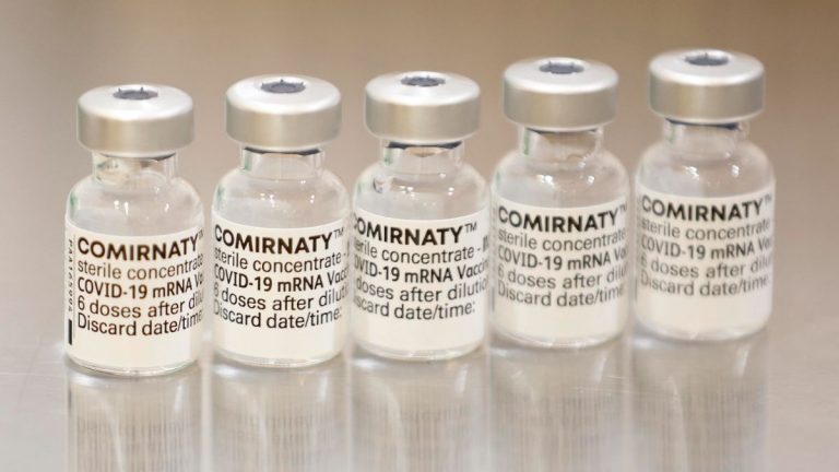 Vaccini anti-Covid, l’Ema inserisce un nuovo disturbo tra gli effetti collaterali di Pfizer e Moderna