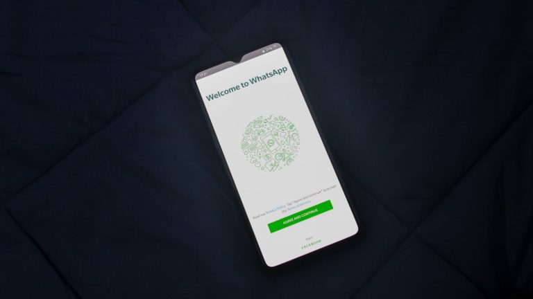 WhatsApp, ecco come inviare messaggi insivibili: il trucchetto speciale WhatsApp, ecco come inviare messaggi insivibili: il trucchetto speciale