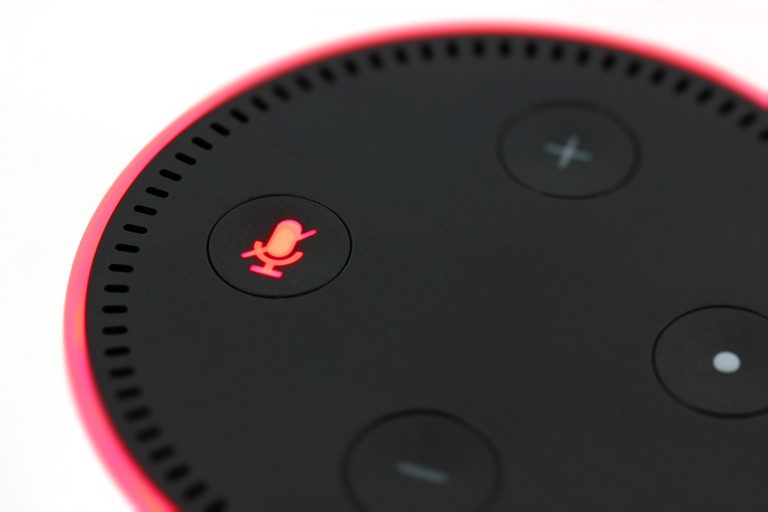 Alexa propone una sfida rischiosa ad una bambina, la mamma la salva. Amazon corre ai ripari Alexa propone una sfida rischiosa ad una bambina, la mamma la salva. Amazon corre ai ripari