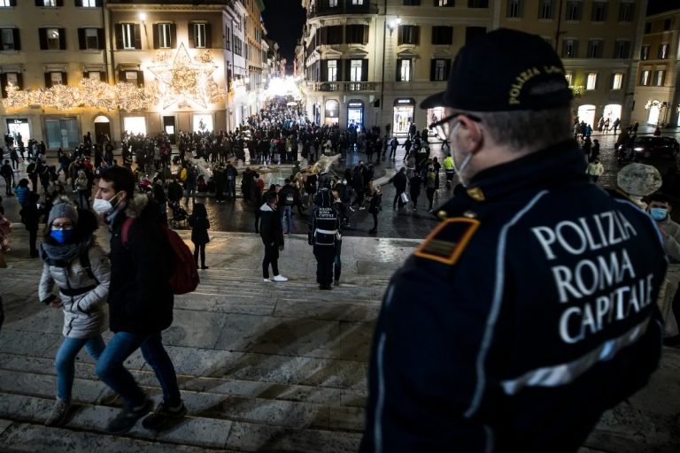 Coronavirus, vietate feste e veglioni in piazza a Capodanno: ecco la circolare del Viminale