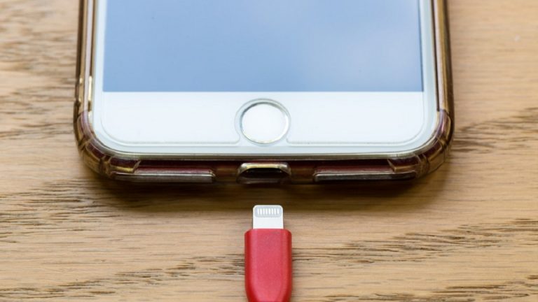 Devi ricaricare il cellulare velocemente? Ecco il trucco per farlo