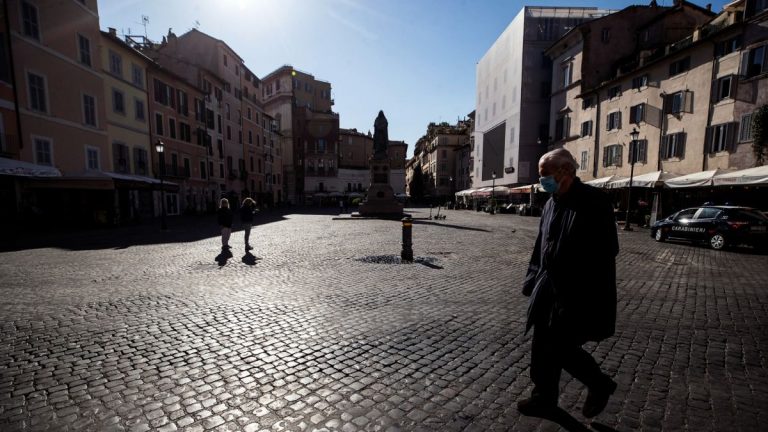 Coronavirus, Italia in zona rossa a fine gennaio? Lo scenario del virologo La Vecchia