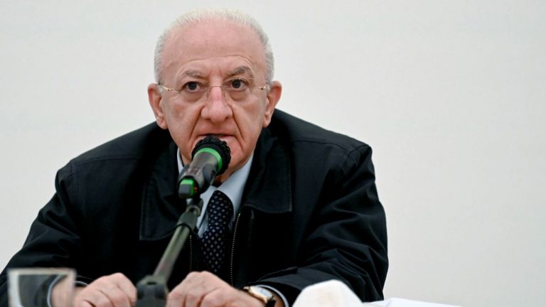 Coronavirus, i contagi aumentano, arrivato l’annuncio del Presidente De Luca sulle scuole: “saranno chiuse fino a…”