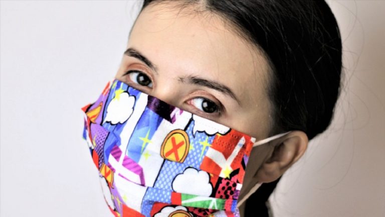 Omicron, gli esperti condannano le mascherine di stoffa: “Non prevengono il contagio, ecco le mascherine da usare”
