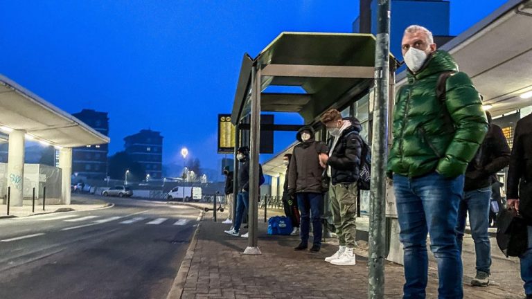 Coronavirus, l’annuncio di Pregliasco sulle mascherine Ffp2: “Ecco cosa non fare assolutamente”