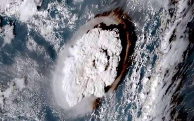 Eruzione vulcano a Tonga, lo tsunami provoca danni significativi. L’onda d’urto arriva in Italia