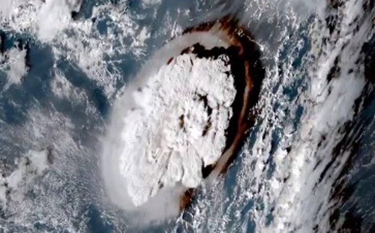 Eruzione vulcano a Tonga, lo tsunami provoca danni significativi. L’onda d’urto arriva in Italia Eruzione vulcano a Tonga, lo tsunami provoca danni significativi. L’onda d’urto arriva in Italia
