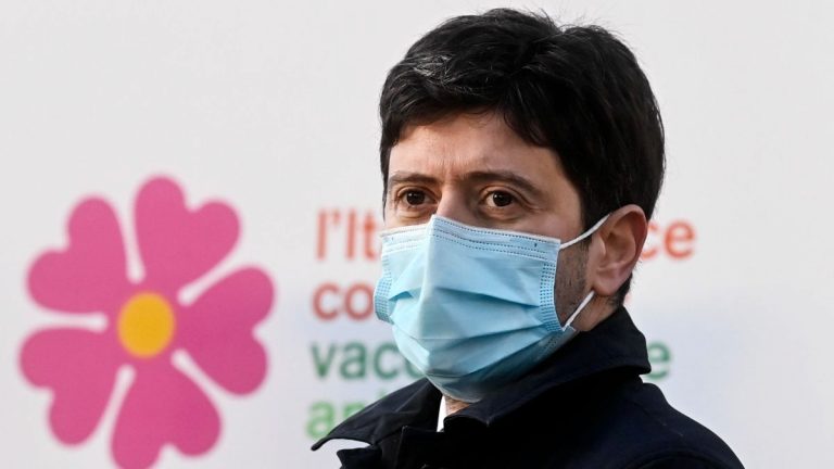 Coronavirus, il Governo ha deciso: l’obbligo di mascherina al chiuso sarà prorogato, ma non dappertutto. Ecco cosa cambia