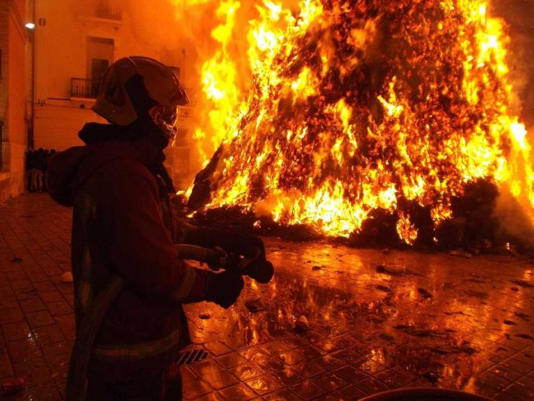 Grosso incendio in una casa di riposo, almeno 6 morti e numerosi feriti in Spagna. Ecco cos’è successo Grosso incendio in una casa di riposo, almeno 6 morti e numerosi feriti in Spagna. Ecco cos’è successo