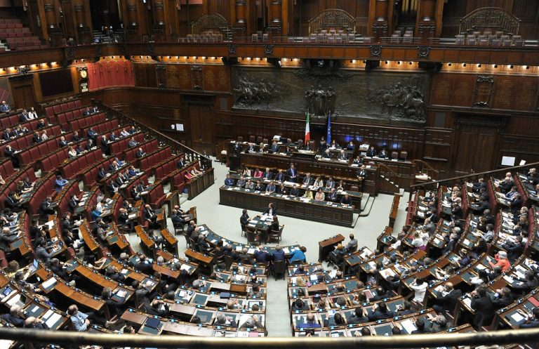 Coronavirus, arriva lo stop del Senato: bloccati i ristori per le famiglie dei medici morti di Covid