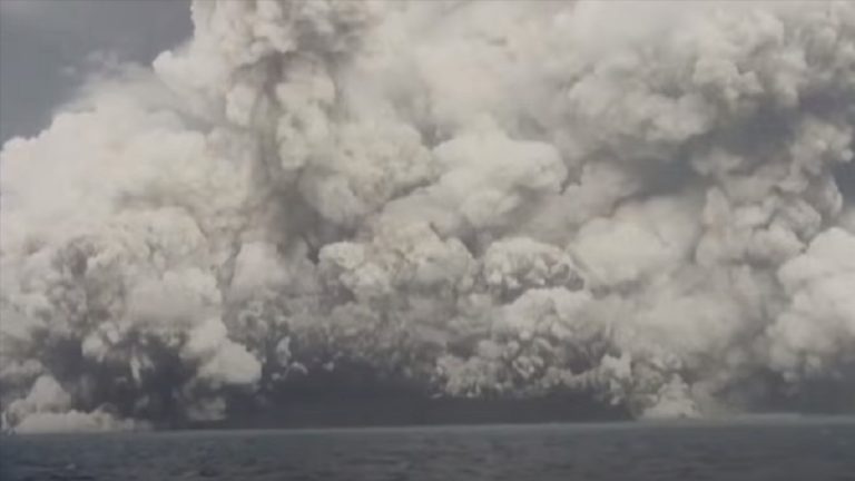 Tonga, l’eruzione vulcanica ha causato increspature anche nello spazio