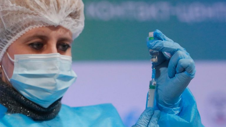 Coronavirus, il vaccino Novavax è pronto: ecco quando arriverà in Italia e come funziona Coronavirus, il vaccino Novavax è pronto: ecco quando arriverà in Italia e come funziona