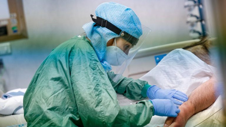 Sospetta epidemia di polmoniti tra i bambini in Cina, Bassetti: “Non bisogna commettere l’errore della scorsa volta..” Sospetta epidemia di polmoniti tra i bambini in Cina, Bassetti: “Non bisogna commettere l’errore della scorsa volta..”