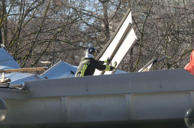 METEO – VENTI BURRASCOSI sferzano l’ITALIA: ci sono danni e feriti a Milano, tanti interventi dei Vigili del Fuoco