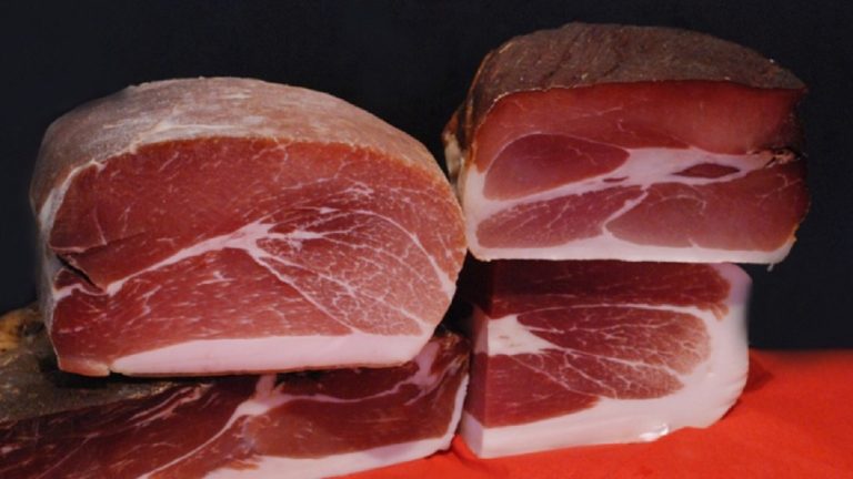 Allerta alimentare, i Nas bloccano la vendita di migliaia di prosciutti San Daniele trattati con disinfestanti